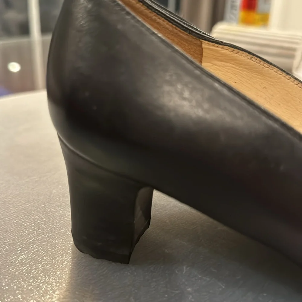 Salvadore Ferragamo black shoes barely used 5.5 - Picture 6 of 6